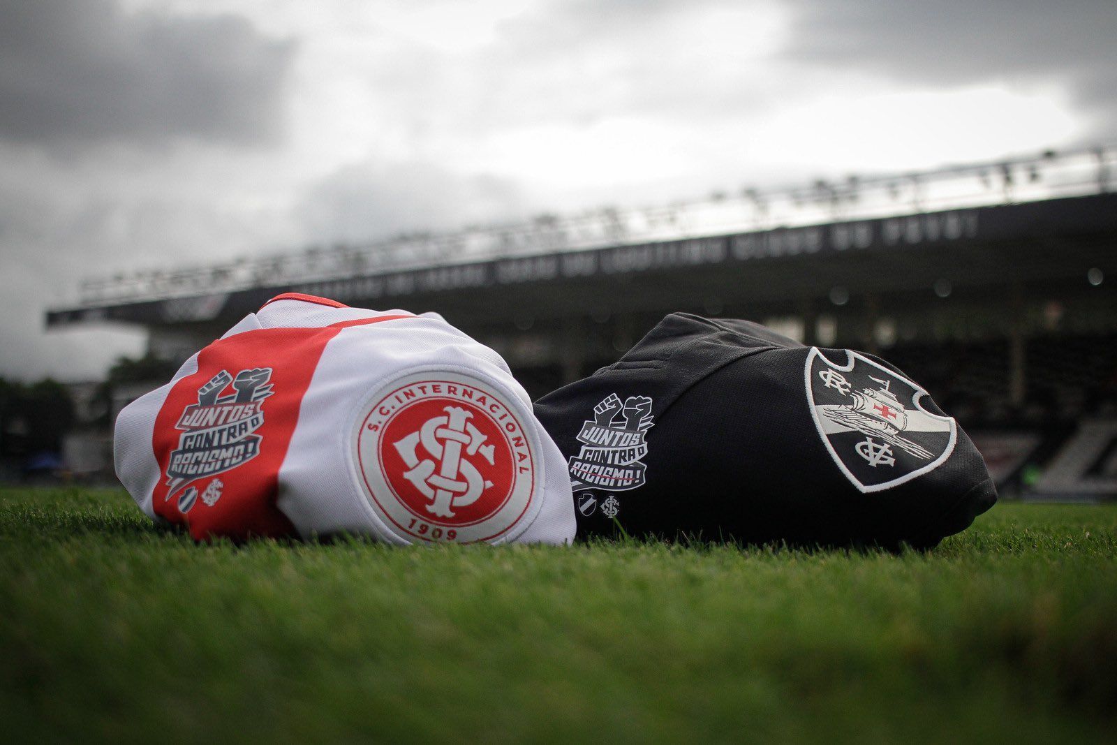 Inter e Vasco fazem ação contra racismo em São Januário pelo Brasileirão