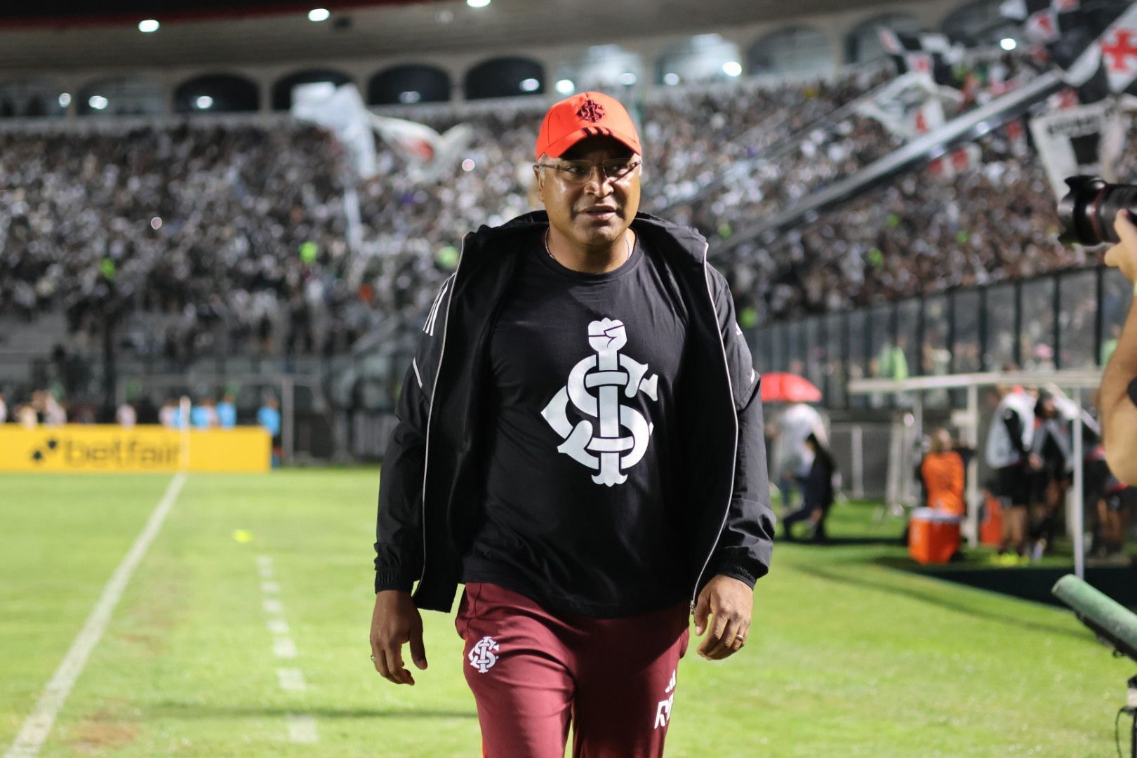 ‘Sonhar é permitido', diz Roger após vitória do Inter sobre o Vasco no Brasileiro