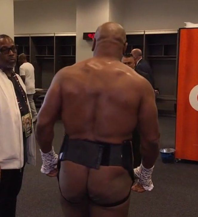 Antes de luta com Jake Paul, Mike Tyson mostra a bunda durante transmissão da Netflix