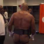 Antes de luta com Jake Paul, Mike Tyson mostra a bunda durante transmissão da Netflix