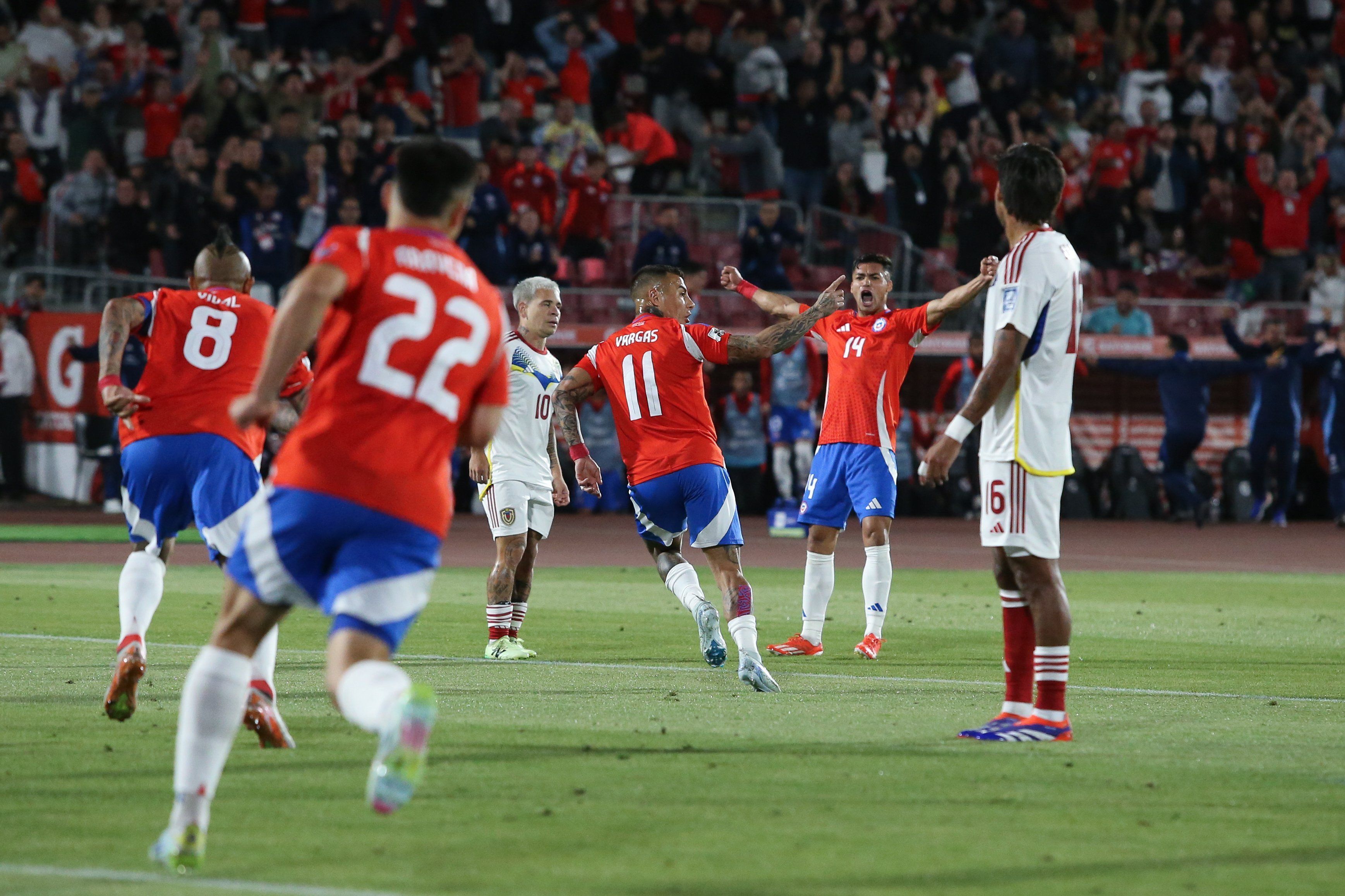 Com gol e assistência de Vargas, Chile vence Venezuela de virada pelas Eliminatórias