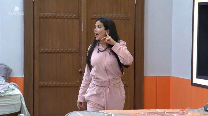 Vanessa responde críticas de Flora