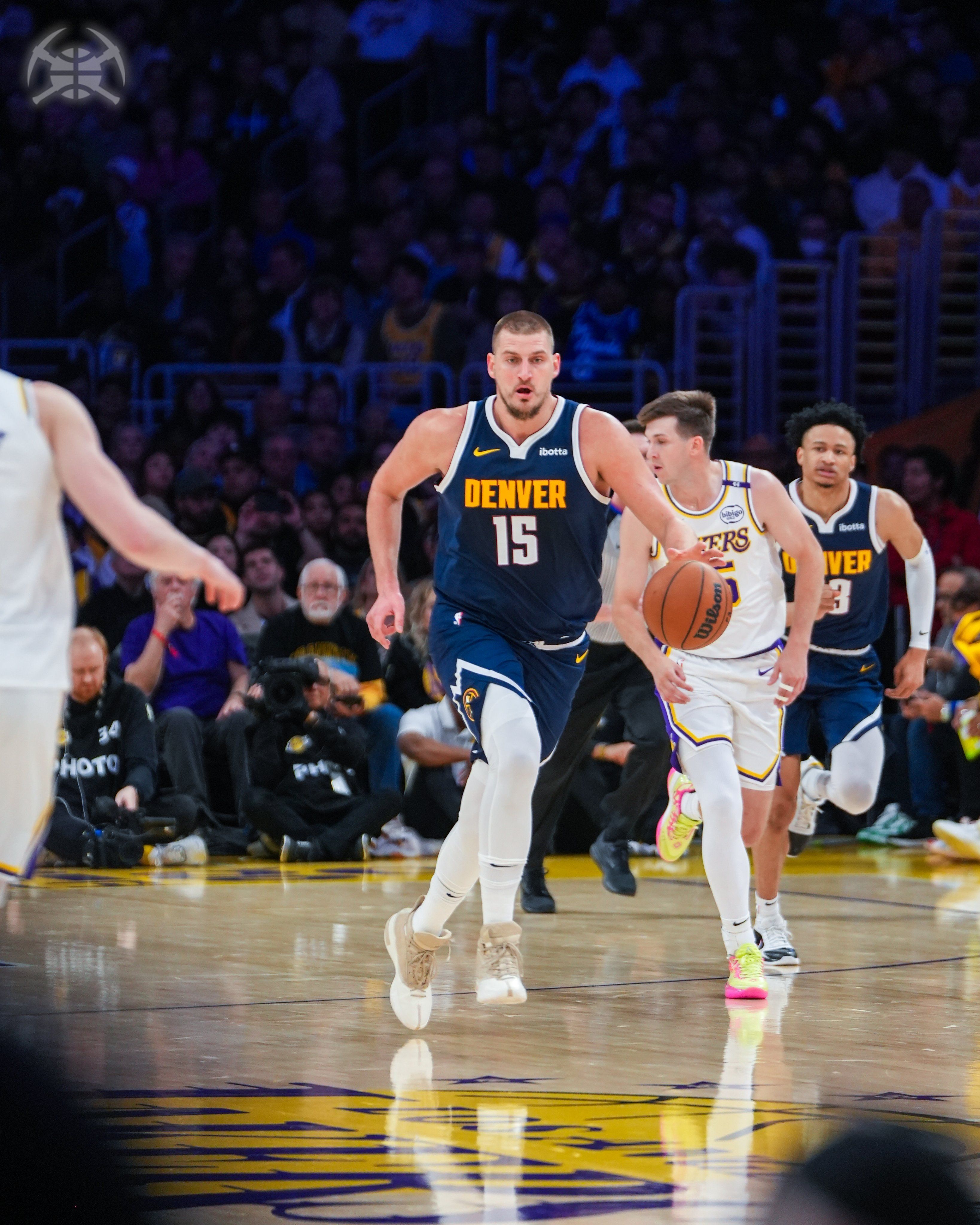 Jokic comanda vitória dos Nuggets sobre os Lakers na NBA; Spurs superam Warriors