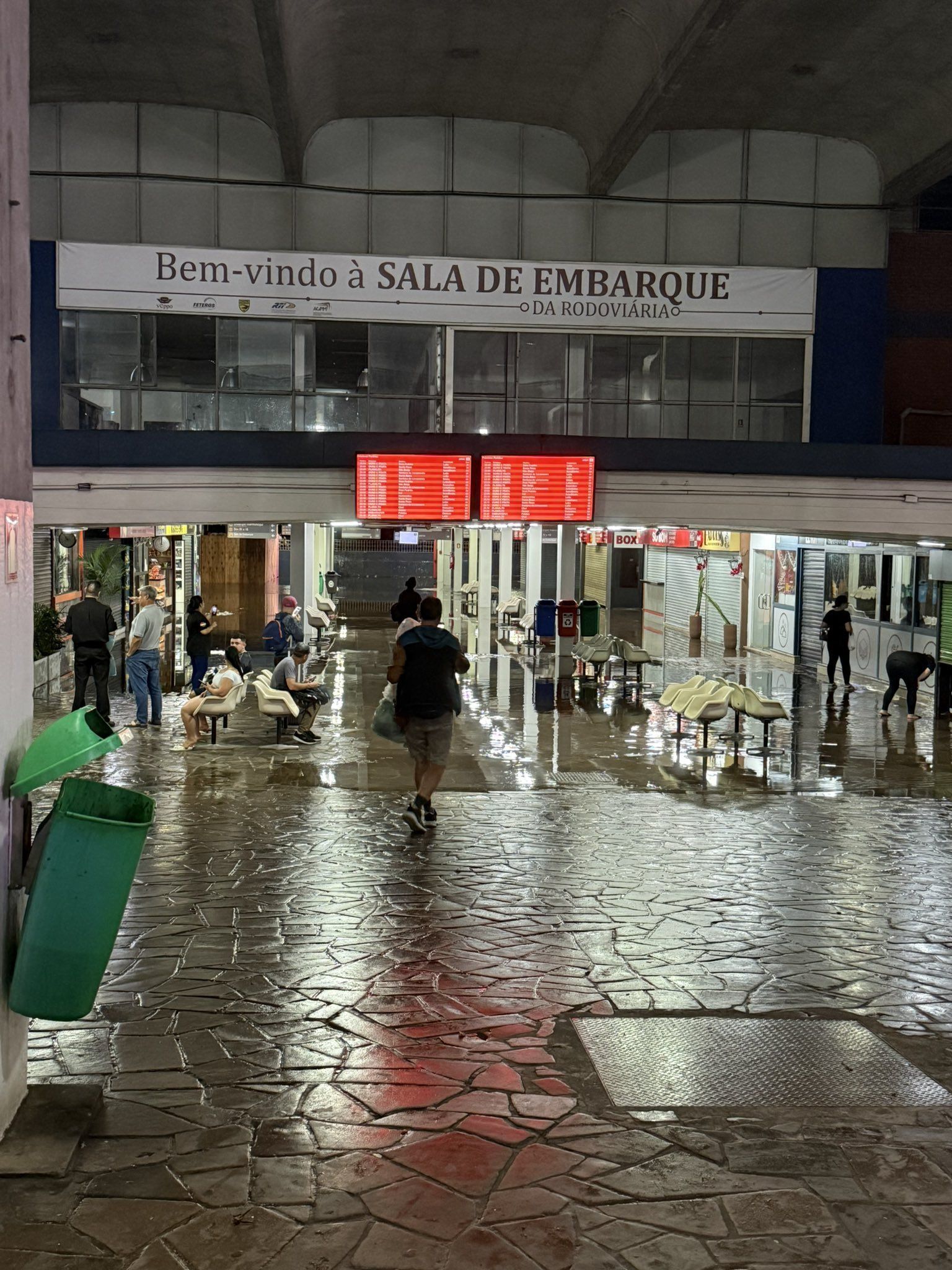 Temporal alaga rodoviária de Porto Alegre e causa destruição no RS após 'ciclone bomba'
