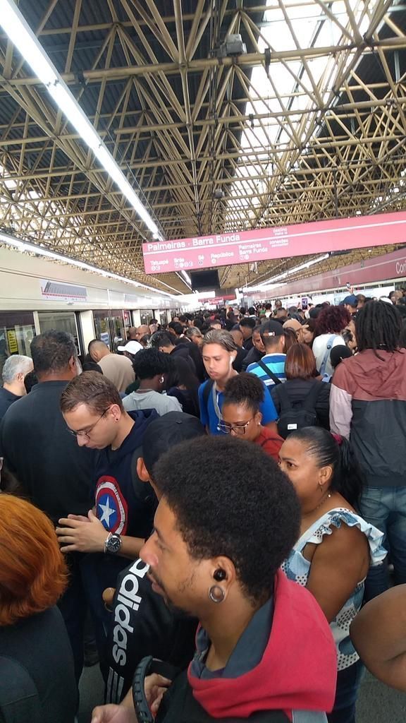 Estações de metrô da linha vermelha em São Paulo ficaram lotadas Estações de metrô da linha vermelha em São Paulo ficaram lotadas