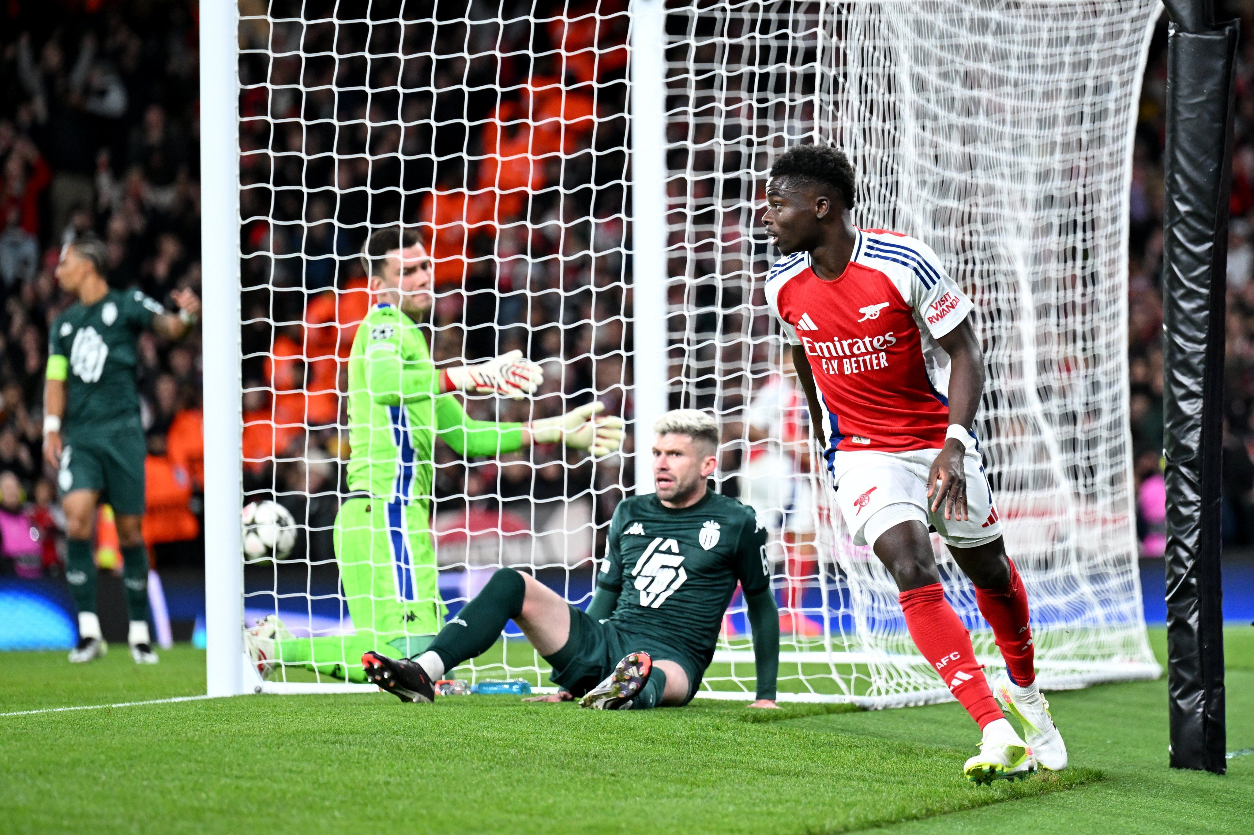 Com dois gols de Saka, Arsenal goleia o Monaco na Champions League
