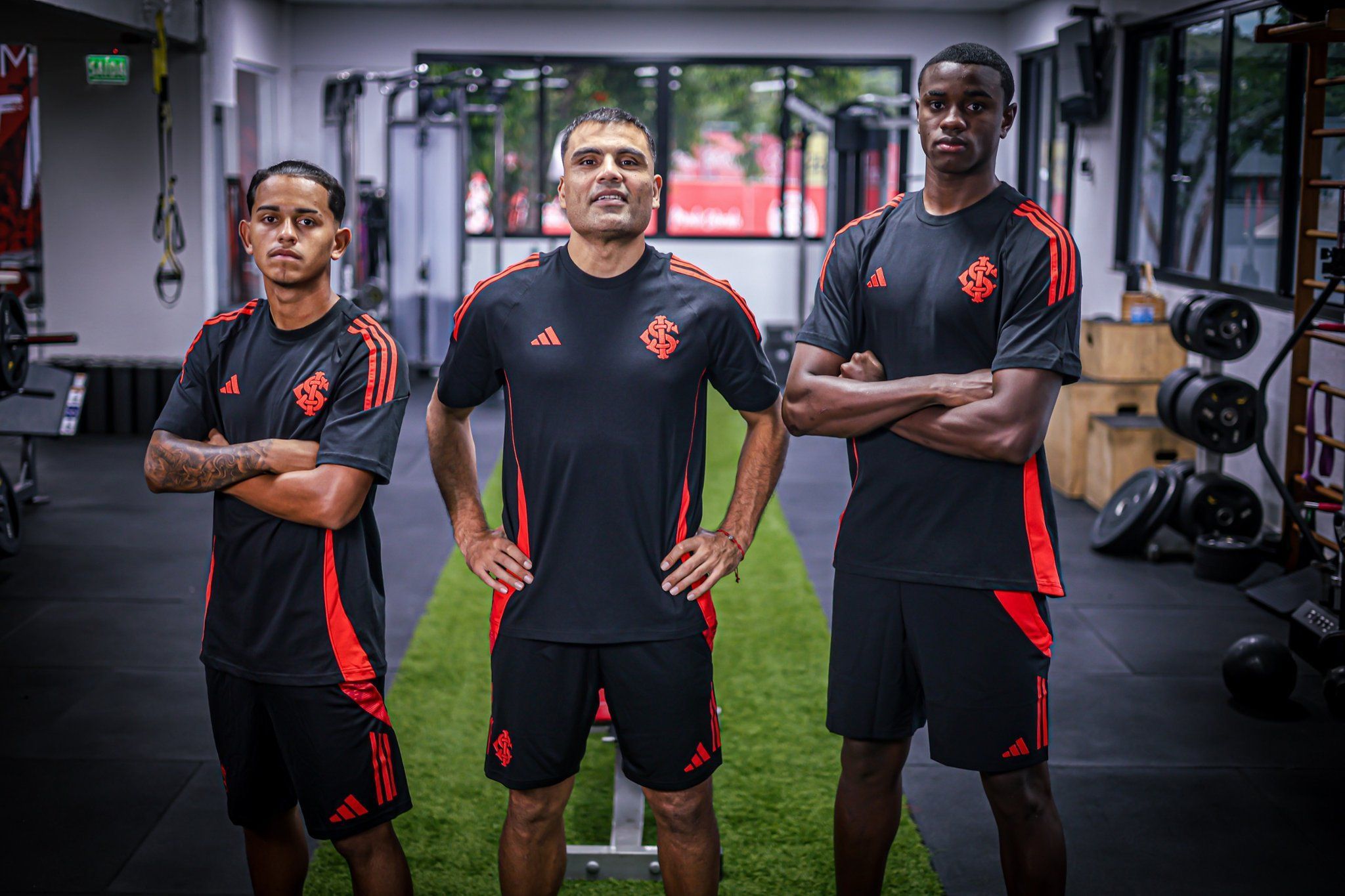 Internacional e Adidas lançam linha de treino e viagem para 2025