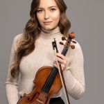 Violinista Geneva Lewis faz sua estreia com a Filarmônica, em BH
