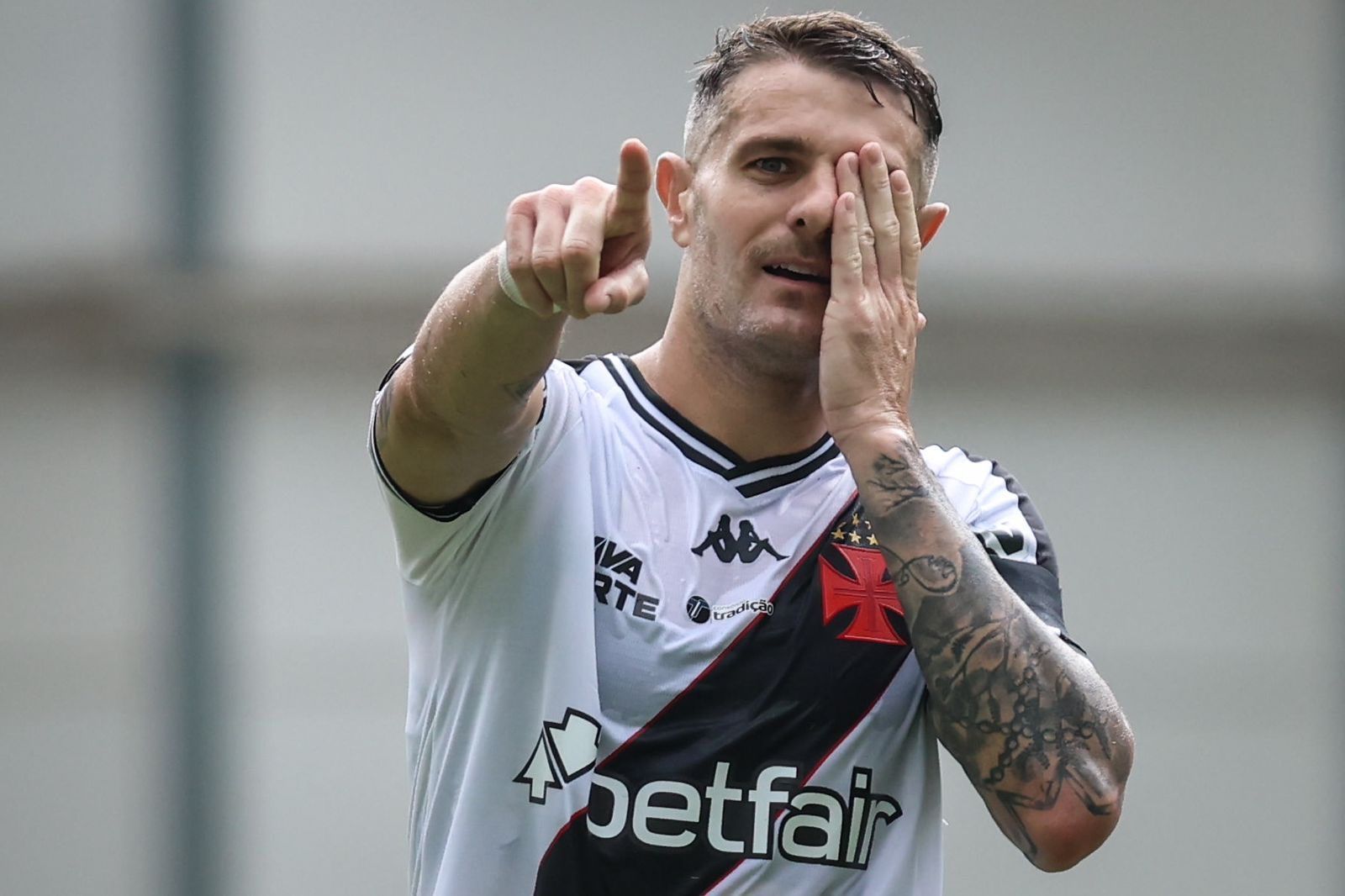 Sem pretensões, Vasco vence Cuiabá e fecha Série A na parte de cima da tabela
