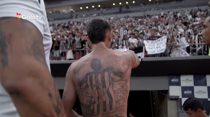 Rubens exibe tatuagem do Atlético