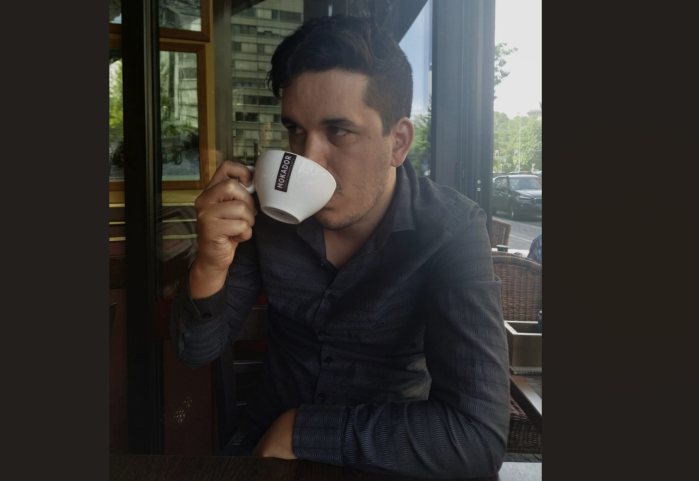 Gilmar Cabral, q-grader e árbitro internacional da BSCA, recusa-se a provar o café com saliva de macacos