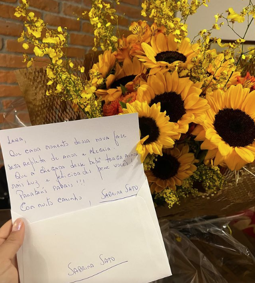 Lexa recebeu um buquê de flor de Sabrina 