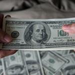 Dólar cai e fecha abaixo de R$ 4,89, menor nível em mais de dois anos