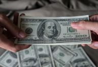 Dólar cai a R$ 5,17 com perspectiva de fim da guerra no Irã