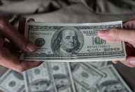 Dólar cai e Bolsa sobe com alívio nas tensões entre EUA e Irã