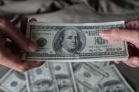 Dólar sobe com valorização global da moeda e atinge o maior nível desde de março