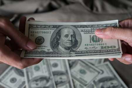 Dólar cai com expectativa de retomada de negociações entre EUA e Irã