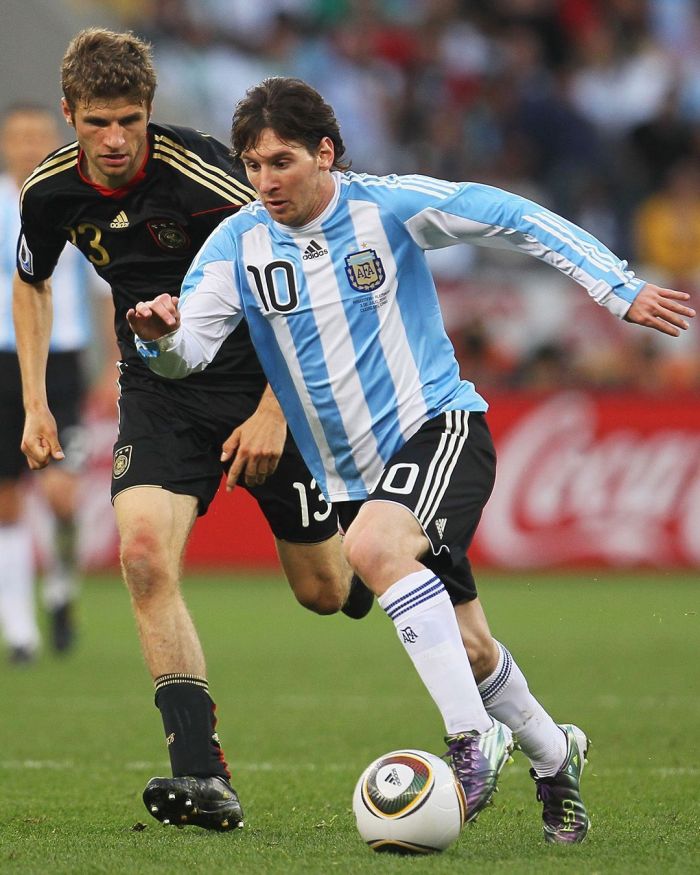 Thomas Muller e Messi em jogo entre Alemanha e Argentina na Copa do Mundo de 2010