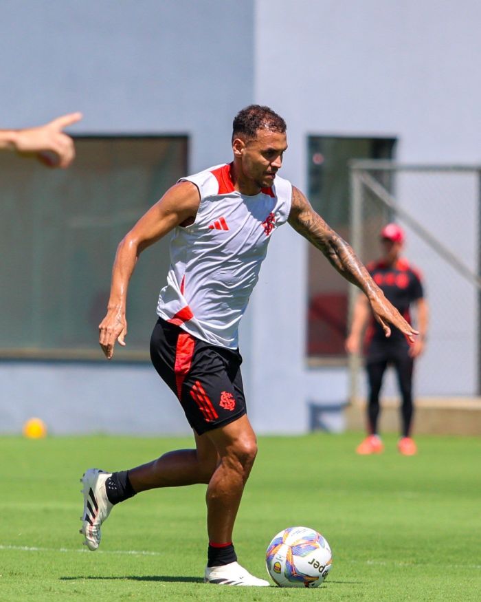 Alan Patrick, do Inter, em ação no treino desta quinta-feira (6)