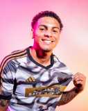 Camisa exclusiva da MLS, desenhada por Pablo Vittar