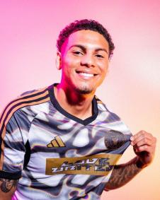 Camisa exclusiva da MLS, desenhada por Pablo Vittar