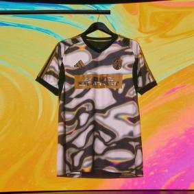 Camisa exclusiva da MLS, desenhada por Pablo Vittar
