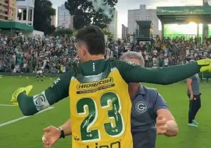 Tadeu celebra título goiano de 2026