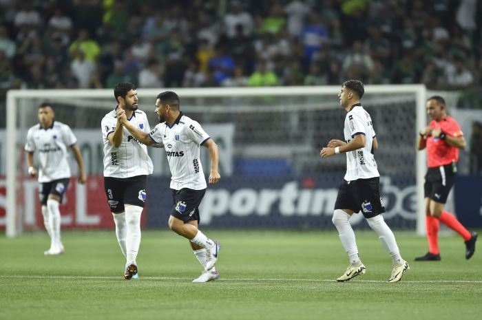 Jogadores do Liverpool comemoram primeiro gol da partida sobre Palmeiras