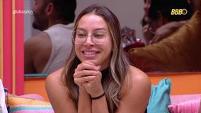 Renata é homenageada por fã com tatuagem