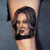 Renata é homenageada por fã com tatuagem