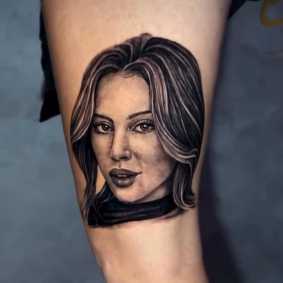 Renata é homenageada por fã com tatuagem