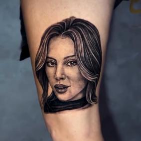 Renata é homenageada por fã com tatuagem