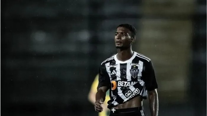 Vitinho em ação pelo Atlético na base