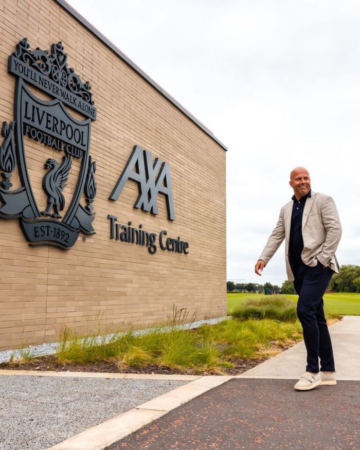 Arne Slot no Centro de Treinamentos do Liverpool