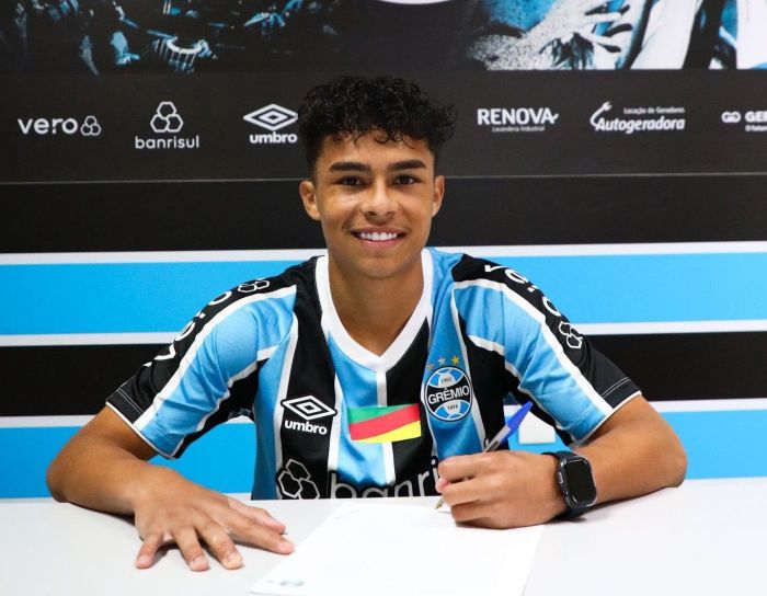 Roger Fernandes assinou contrato profissional com o Grêmio em 2024