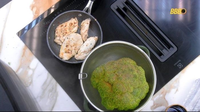 Gracyanne Barbosa prepara nova refeição no BBB