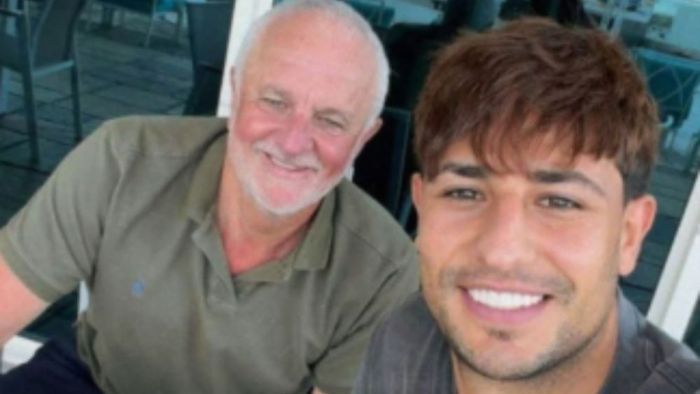 Graham Arnold, técnico da seleção da Iraque, e Mohanad Ali, atacante da seleção, em Dubai - EAU