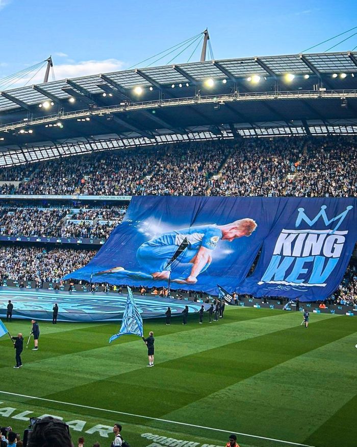 Bandeirão da torcida do Manchester City para Kevin De Bruyne Bandeirão da torcida do Manchester City para Kevin De Bruyne