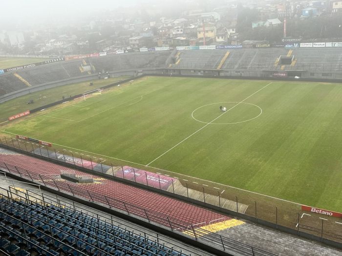 Gramado do Centenário está parcialmente queimado por causa do frio