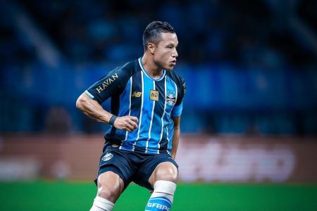 Marlon em ação pelo Grêmio contra o Vitória