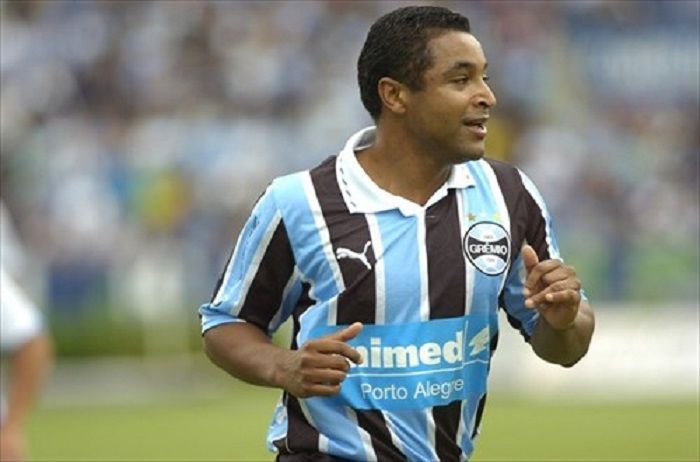 Torcedores do Grêmio 'vandalizam' homenagem a Roger Machado na Arena