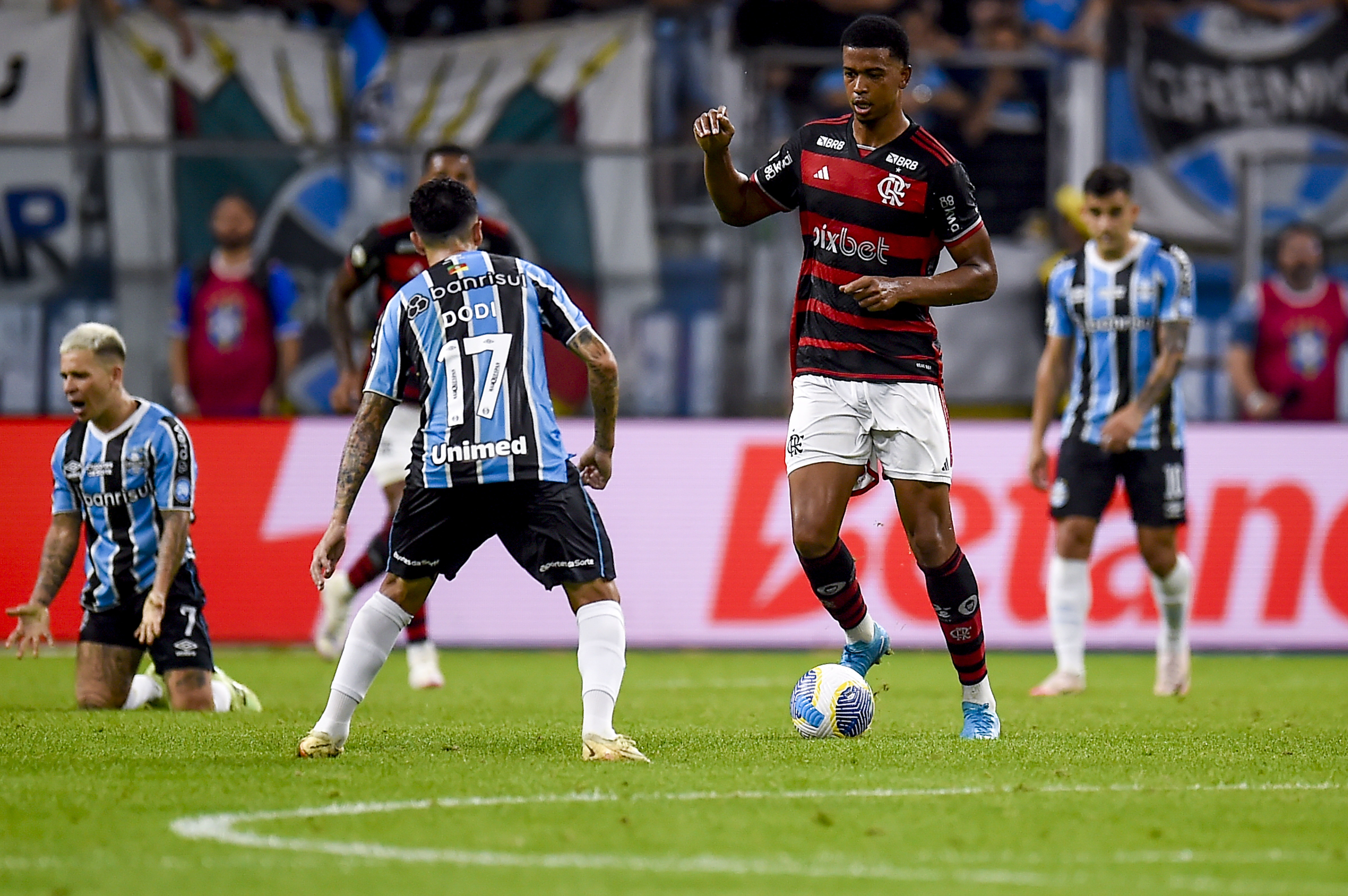 Flamengo informa injúrias raciais contra Carlinhos na Arena do Grêmio