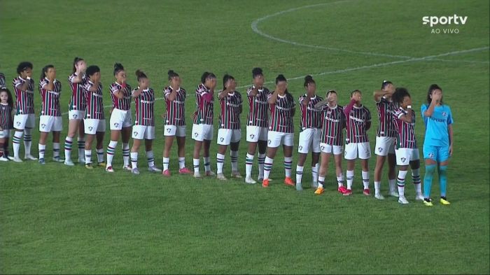 Jogadoras do Fluminense protestando contra arbitragem antes do clássico contra o Flamengo