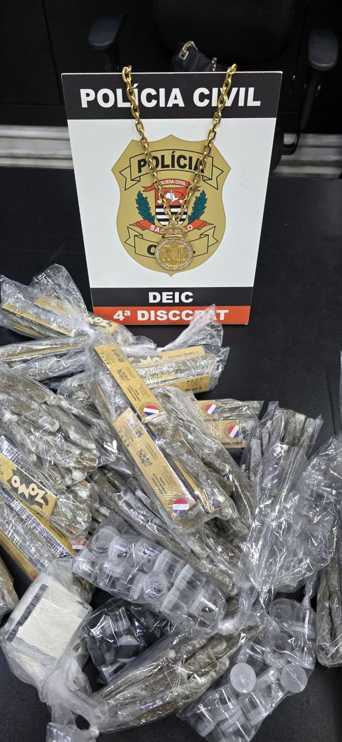 Um homem foi preso em Embu das Artes com porções de drogas, entre maconha, cocaína e dry - substância derivada da maconha.<br />