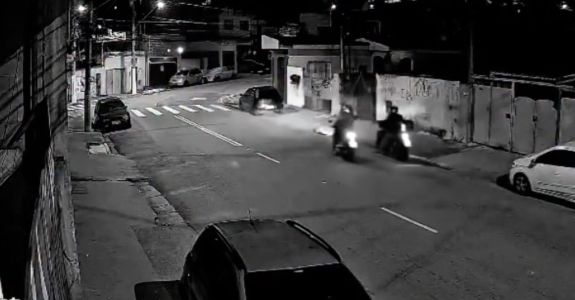 Agente reagiu e atingiu os dois criminosos: um deles morreu e o outro foi encaminhado ao hospital