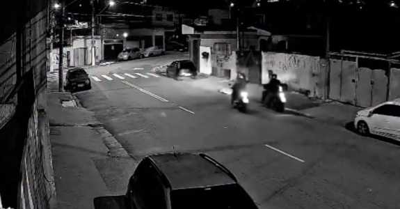 Agente reagiu e atingiu os dois criminosos: um deles morreu e o outro foi encaminhado ao hospital