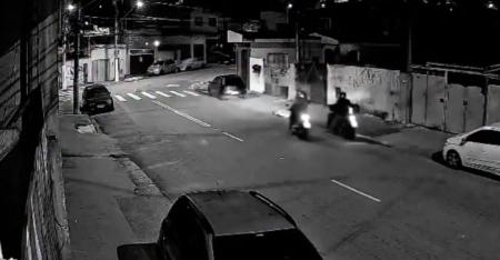 Agente reagiu e atingiu os dois criminosos: um deles morreu e o outro foi encaminhado ao hospital