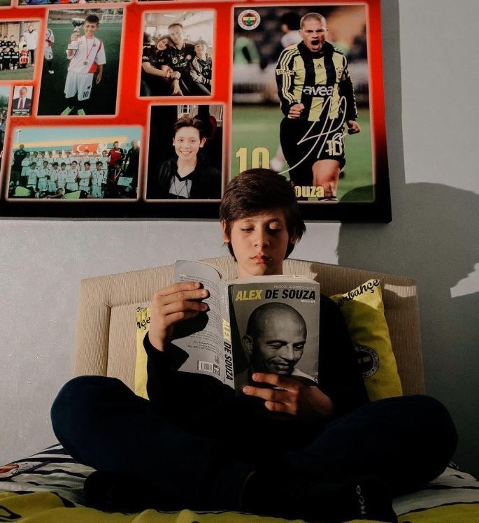 Arda Güler com poster de Alex no quarto quando criança