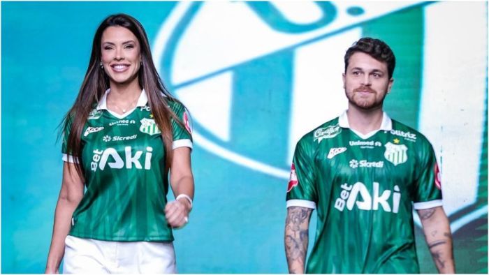 Gustavo Tubarão e Ivy Moraes com a nova camisa principal do Uberlândia
