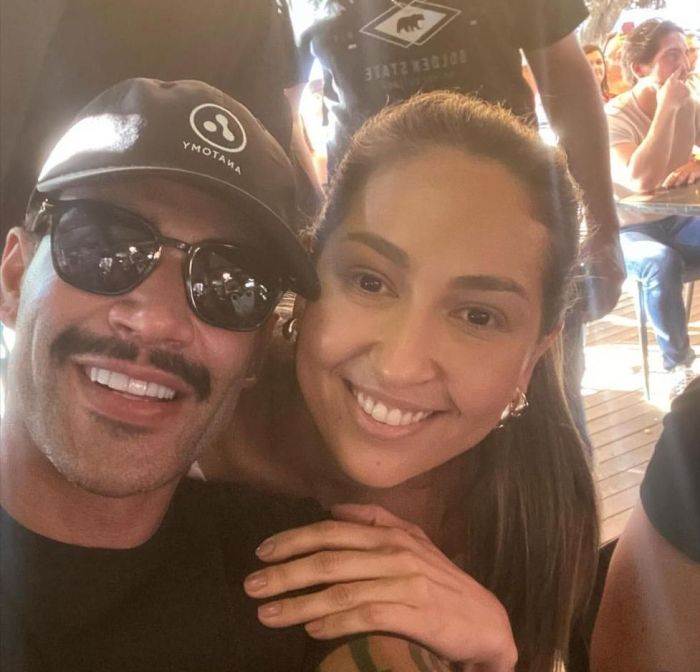 Ostentando um bigode, o cantor sertanejo Gusttavo Lima surpreendeu os fãs com uma aparição surpresa em um bar de Patos de Minas